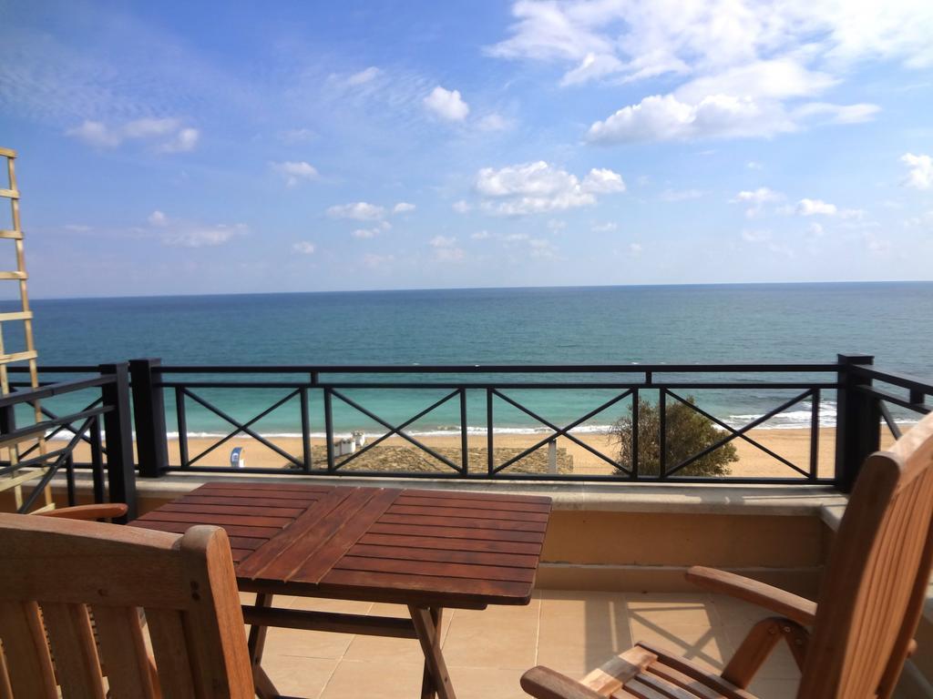 Sea View Front Апартамент